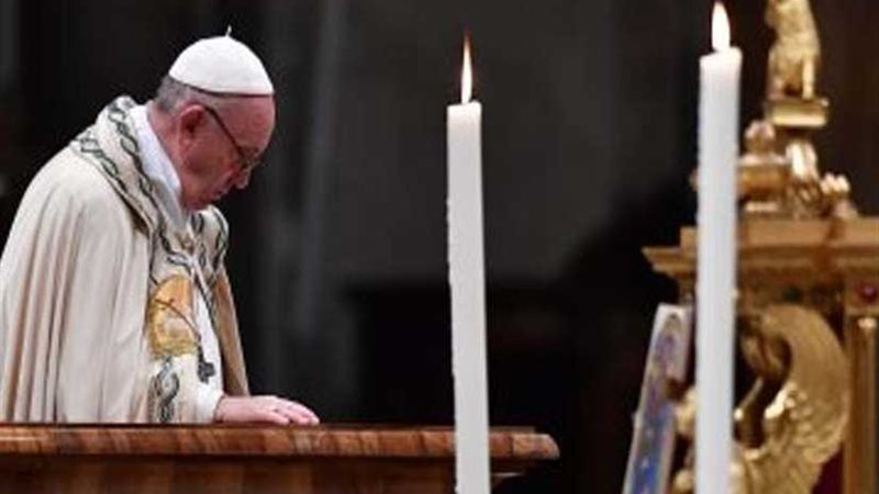 بابا الفاتيكان يصلي