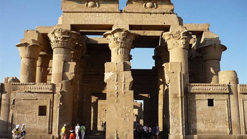 اكتشاف لوحتين من