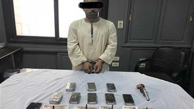 ضبط عامل وبحوزته