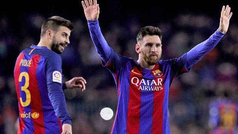 ميسي وبيكيه يتبادلان