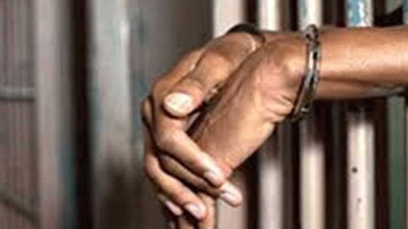 حبس عامل ذبح شابا