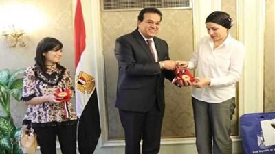 وزير التعليم العالي يكرم أعضاء الفريق البحثي بمستشفى 57357