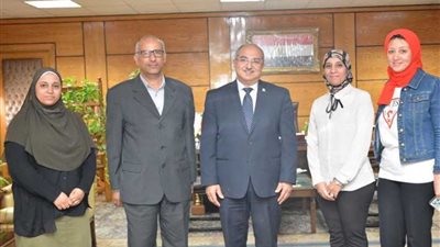 رئيس جامعة أسيوط يُشارك في مبادرة 