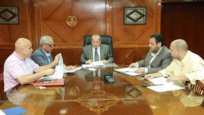 محافظ كفرالشيخ يناقش خطة مشروعات النفع العام