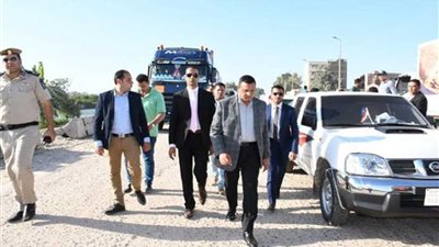 محافظ البحيرة يتفقد أعمال رصف طريق 