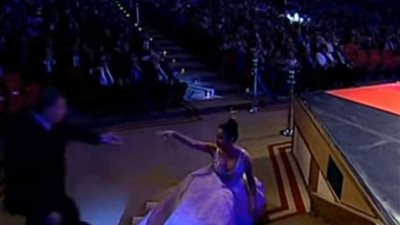 سقوط فنانة سورية على الأرض في حفل افتتاح مهرجان الإسكندرية السينمائي.. 