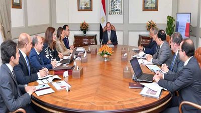 نشرة الثانية عشرة.. الرئيس يتابع الموقف الاقتصادي للبلاد وخطوط ساخنة بمجلس الوزراء للشكاوى