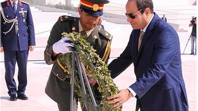 الرئيس يضع أكاليل من الزهور على 