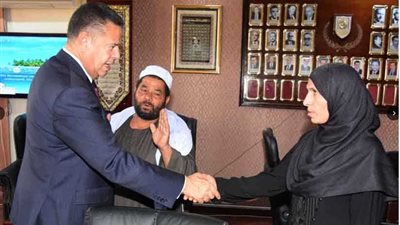 محافظ بني سويف يلتقي أسرة شهيد وصرف 10 آلاف جنيه مساعدة لأسرته