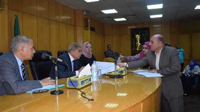 محافظ المنيا للمواطنين: حل مشاكلكم أهم أولوياتي