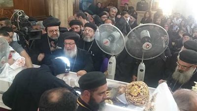 الآلاف يودعون الأنبا بيشوي.. 3 محافظين يشاركون في الجنازة.. والبابا تواضروس: كان خادمًا للكنيسة