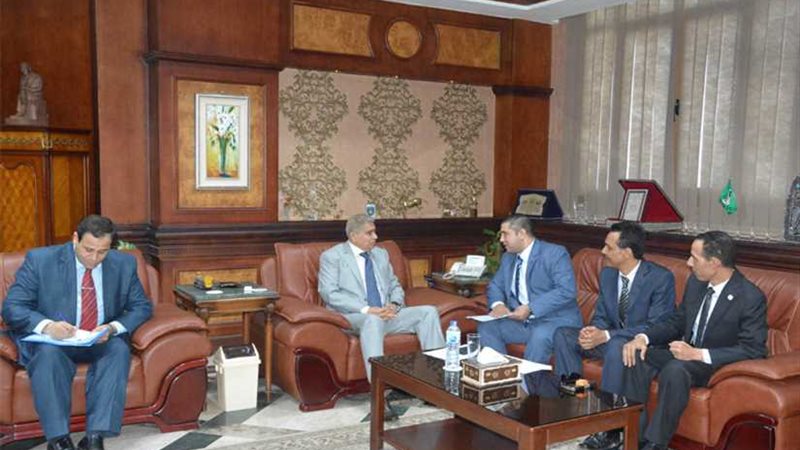 محافظ المنيا يبحث