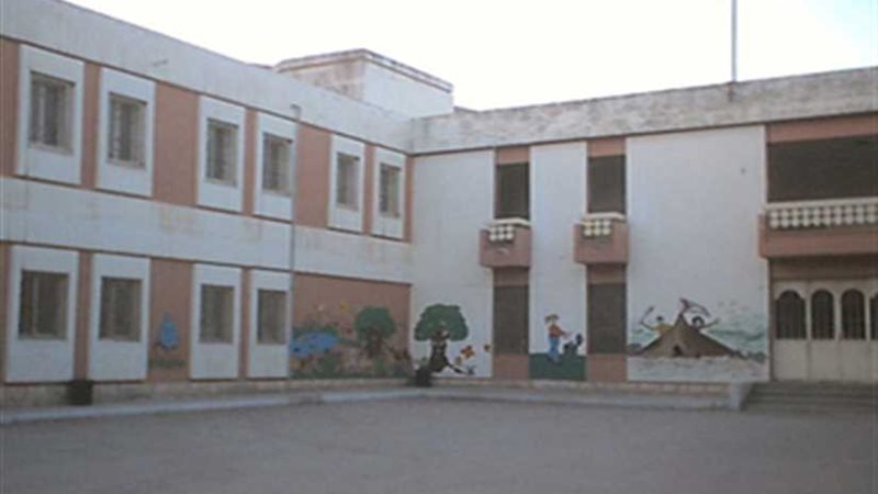 تلميذ يقفز من نافذة