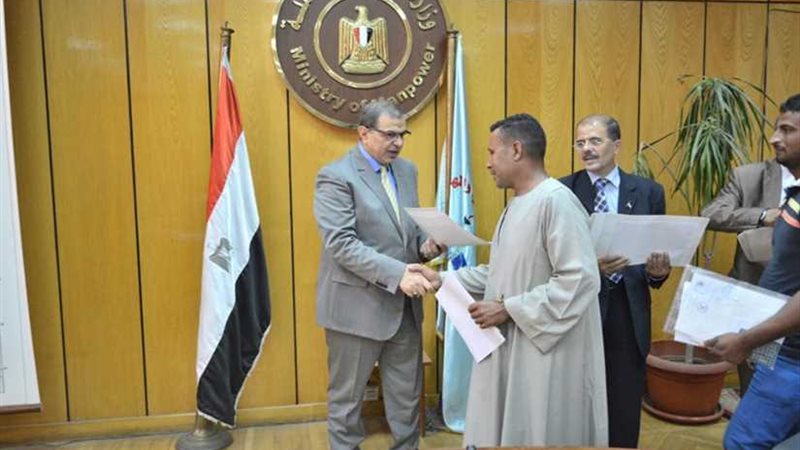 سعفان يسلم 25 عقدًا