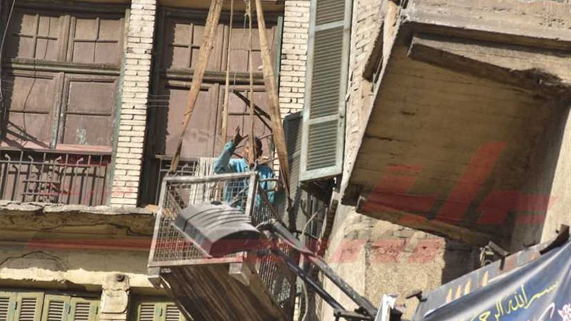 (صور).. أهالي عقار