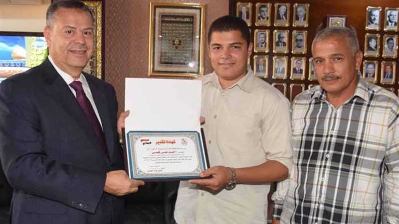 محافظ بني سويف يكرم