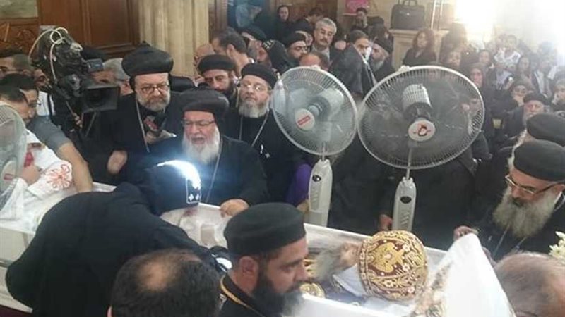 الآلاف يودعون الأنبا