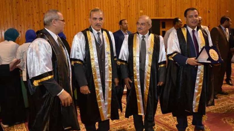 صيدلة أسيوط تكرم