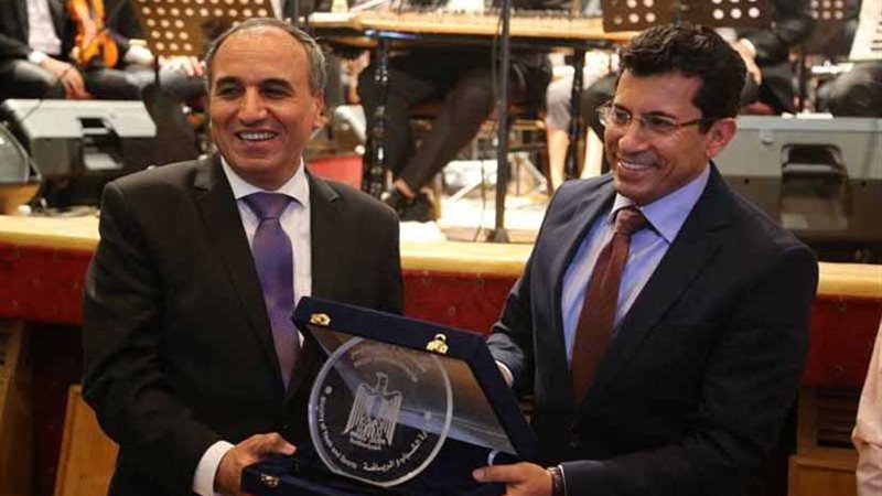 نقيب الصحفيين يكرم