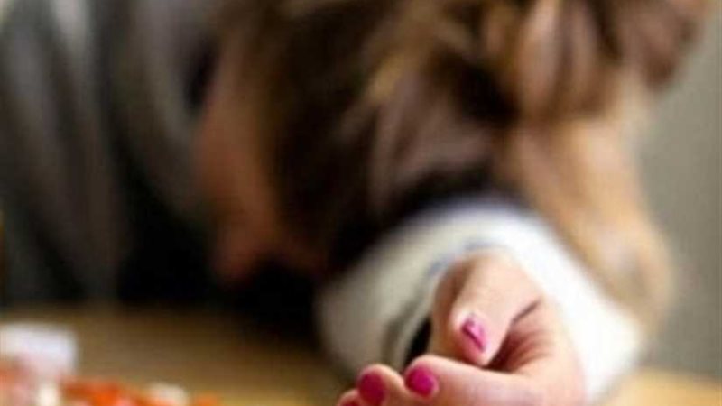 فتاة تحاول الانتحار