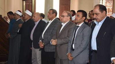 محافظ البحيرة يؤدى صلاة الجمعه بمسجد الحبشى بدمنهور 