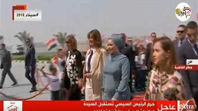 انتصار السيسي تستقبل ميلانيا ترامب في مطار القاهرة (فيديو)