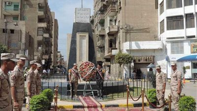 شباب المنوفية يلقون التحية العسكرية للشهداء أمام النصب التذكاري