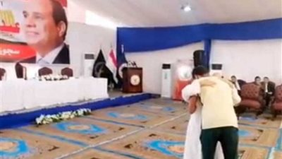 ابن يحضن والدته الغارمة بعد الإفراج عنها تنفيذًا لمبادرة السيسي (فيديو)