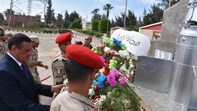 محافظ البحيرة وقائد الفرقة العاشرة يضعان الزهور على النصب التذكاري