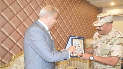 محافظ المنيا يزور المطار ومنطقة التجنيد في ذكرى نصر أكتوبر