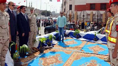 محافظ القليوبية ومدير الأمن يضعان الزهور على النصب التذكاري ببنها