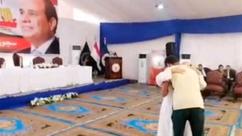 ابن يحضن والدته الغارمة