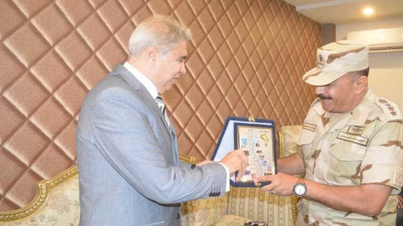 محافظ المنيا يزور