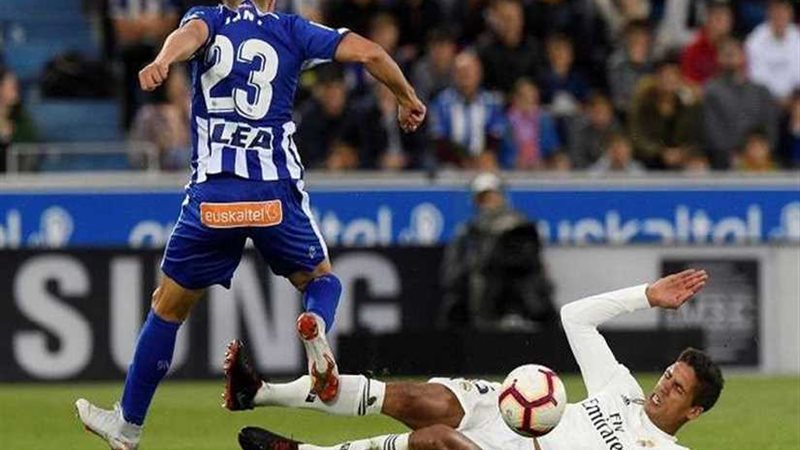 ألافيس يلدغ ريال