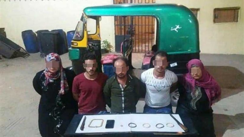 القبض على سيدتين