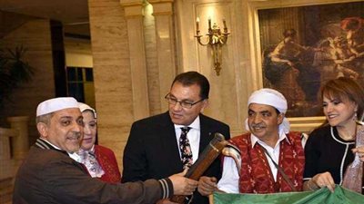 سفيرة الجزائر تهدي حاتم باشات بندقية الثورة الجزائرية