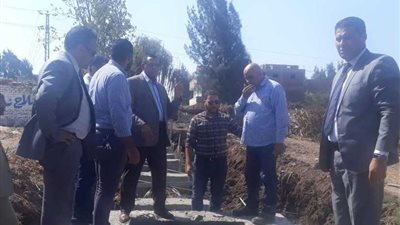 محافظ البحيرة يتفقد أعمال تغطية مصرف مدخل قرية الصواف 