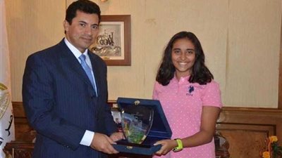 وزير الرياضة يكرم السباحة ريم أشرف صاحبة أطول غطسة في العالم