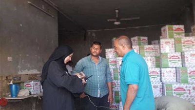 ضبط مصنع لإنتاج وتعبئة الخل مجهول المصدر وبداخله 18 ألف زجاجة بأسيوط..(صور)