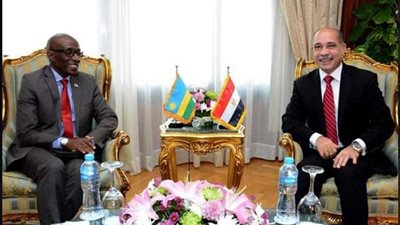 وزير الطيران المدني يلتقى سفير رواندا بالقاهرة