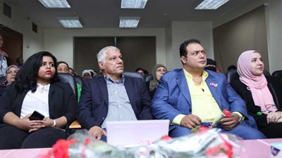 مراد مكرم يشارك محاربات السرطان انتهاء رحلة العلاج الإشعاعي