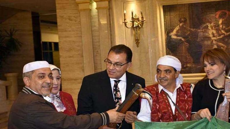 سفيرة الجزائر تهدي