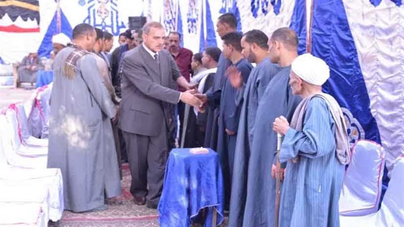 محافظ أسيوط يقدم