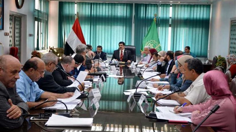 محافظ القليوبية يستمع