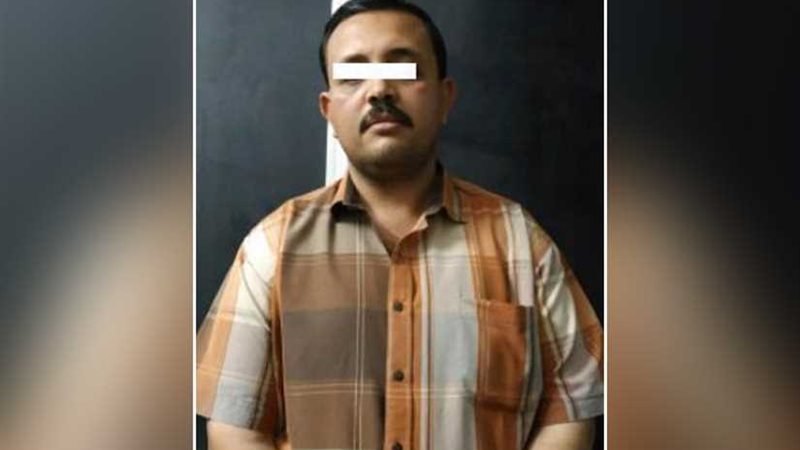 القبض على موظف جمع