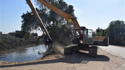 رئيس مركز أبو قرقاص بالمنيا يتابع أعمال تطهير مصرف المحيط
