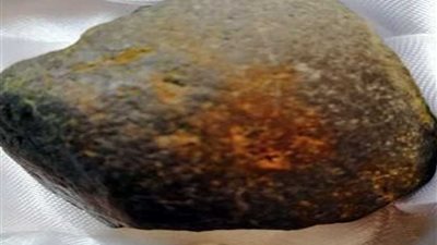 مواطن أردني يعثر على نيزك نادر بمحافظة الزرقاء شرق المملكة