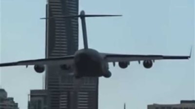 شاهد..لحظات مرعبة.. طائرة عملاقة تتفادى الاصطدام بناطحة سحاب