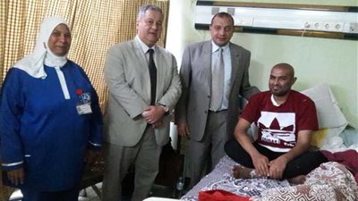 رئيس جامعة بني سويف يزور طالبًا أصيب بـ