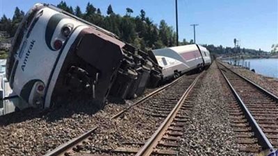 مصرع وإصابة العشرات في حادث خروج قطار عن القضبان بالمغرب